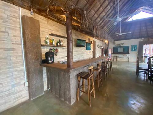 - un bar dans une salle avec des chaises et des tables dans l'établissement Mangrove King Fishing Lodge, à Tenabó
