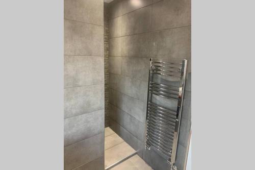 um chuveiro com uma escada de metal na casa de banho em In the heart of Inverness em Inverness