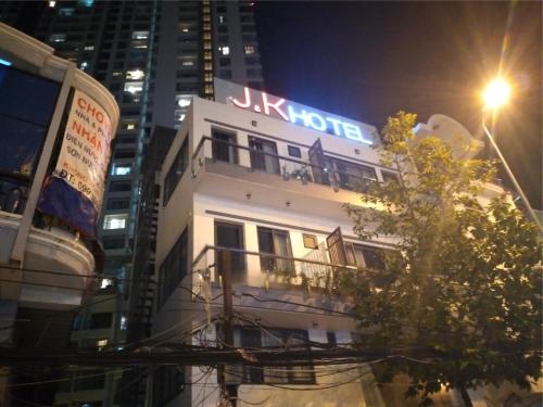 um edifício branco com uma placa em cima em J&K Hotel em Ho Chi Minh