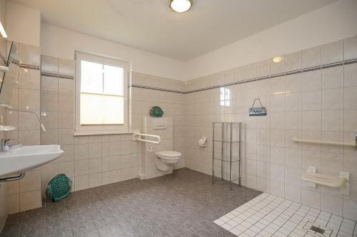 Ένα μπάνιο στο Strandvilla Krabbe Wohnung 08