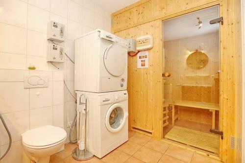 a bathroom with a washing machine and a toilet at Malaga Wohnung 3 in Boltenhagen
