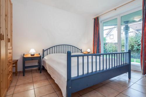 - une chambre avec un lit et une grande fenêtre dans l'établissement Dünenblick Wohnung 19, à Boltenhagen