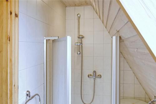 a bathroom with a shower with a shower curtain at An der Steilküste Finnhütte 05 in Boltenhagen