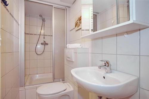 y baño con lavabo, aseo y ducha. en Villa Triton Souterrain Wohnung 08, en Boltenhagen