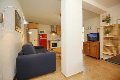 sala de estar con silla y cocina en Villa Triton Souterrain Wohnung 08, en Boltenhagen