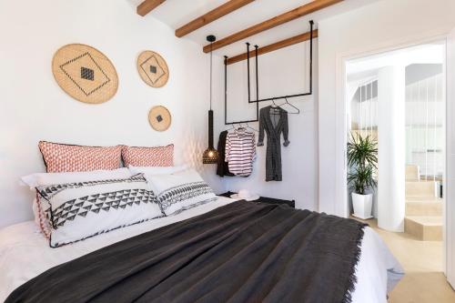 Letto o letti in una camera di Santo Bloom Luxury Villas