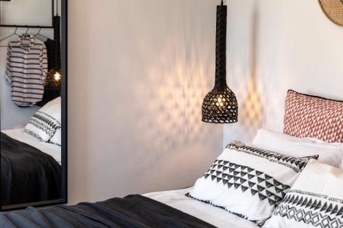 Letto o letti in una camera di Santo Bloom Luxury Villas