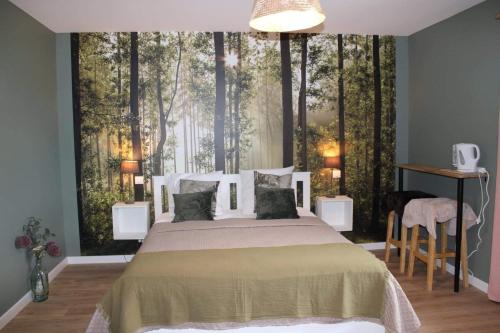 ein Schlafzimmer mit einem Bett und einem Wandbild aus dem Wald in der Unterkunft Maison Errientania in Souraïde