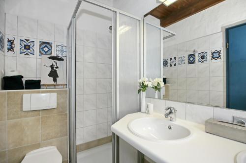 uma casa de banho com um lavatório e um chuveiro em Auf den Höfen Wohnung 14 em Kühlungsborn