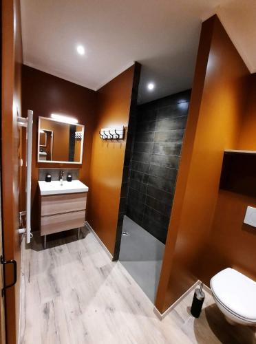 une salle de bain avec des toilettes blanches et un lavabo dans l'établissement Maison Errientania, à Souraïde