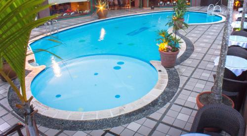 Bazén v ubytování Travellers Suites Serviced Apartments nebo v jeho okolí