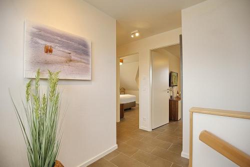 a hallway with a room with a toilet and a bathroom at Reethaus Am Mariannenweg 10b in Boltenhagen