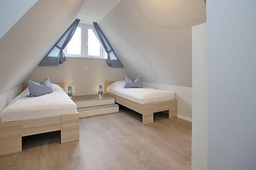 Una cama o camas en una habitación de Reethaus Am Mariannenweg 01a - Sylt