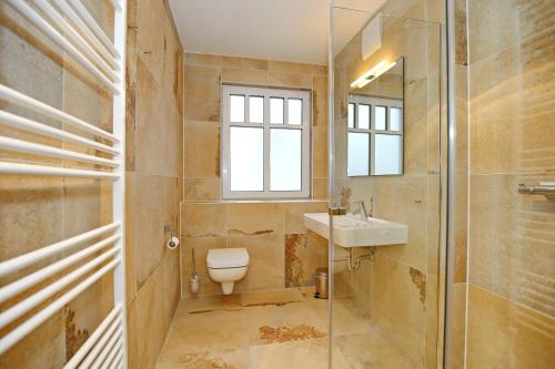 ハイリゲンダムにあるLinden-Palais Wohnung 28のバスルーム(トイレ、洗面台、鏡付)