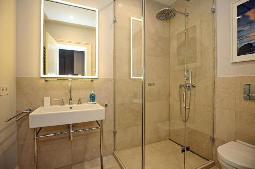 La salle de bains est pourvue d'un lavabo et d'une douche. dans l'établissement Villa Möwe Souterrain Wohnung 08, à Heiligendamm