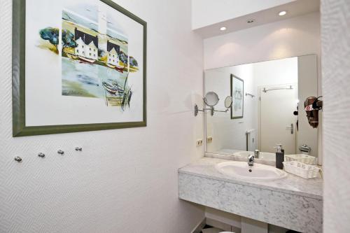 奥斯赛拜-屈隆斯博恩La Mer Wohnung 08的带水槽和大镜子的浴室