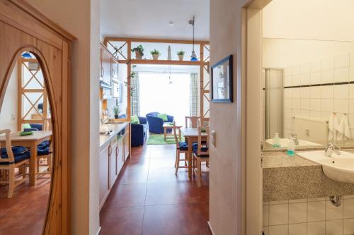 uma casa de banho com um lavatório e uma sala de jantar em Meeresblick Wohnung 023 em Kühlungsborn