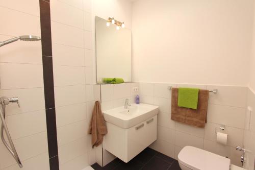 ハイリゲンダムにあるResidenz von Flotow Wohnung 18の白いバスルーム(シンク、鏡付)