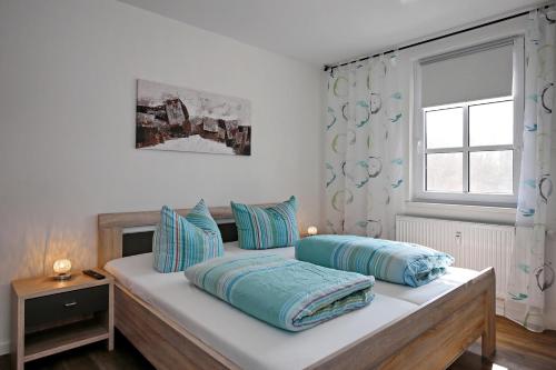 een bed met twee kussens in een kamer bij Residenz von Flotow Wohnung 12 in Heiligendamm