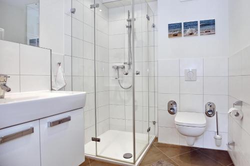 La salle de bains est pourvue d'une douche, de toilettes et d'un lavabo. dans l'établissement Residenz von Flotow Wohnung 12, à Heiligendamm