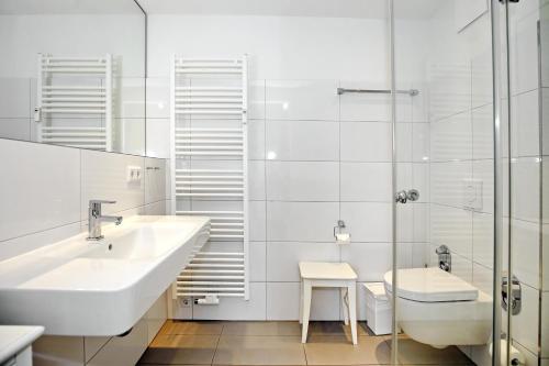 ハイリゲンダムにあるResidenz von Flotow Wohnung 14の白いバスルーム(シンク、シャワー付)