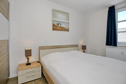ハイリゲンダムにあるResidenz von Flotow Wohnung 15のベッドルーム(大きな白いベッド1台、窓付)