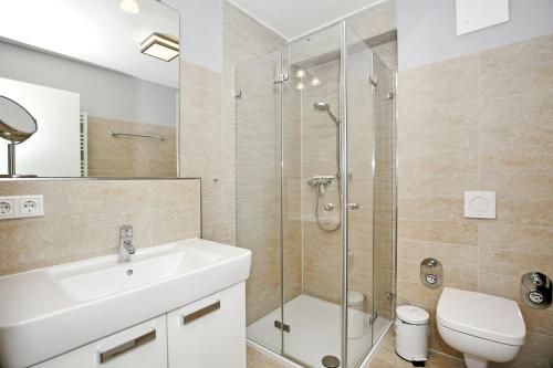 ハイリゲンダムにあるResidenz von Flotow Wohnung 15のバスルーム(シャワー、洗面台、トイレ付)