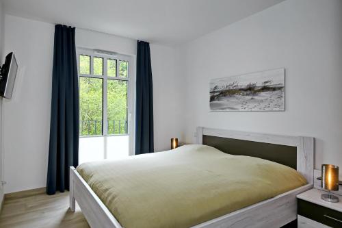 ハイリゲンダムにあるLinden-Palais Wohnung 20のベッドルーム(大型ベッド1台、窓付)