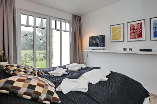 ハイリゲンダムにあるLinden-Palais Wohnung 05のベッドルーム1室(枕付きのベッド1台、窓付)