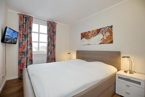 ハイリゲンダムにあるResidenz von Flotow Wohnung 11のベッドルーム(白いベッド1台、窓付)