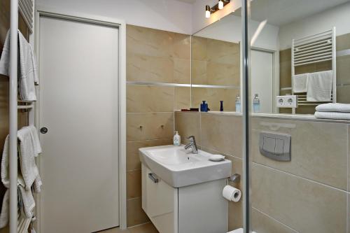 ハイリゲンダムにあるLinden-Palais Wohnung 39の白いバスルーム(シンク、シャワー付)