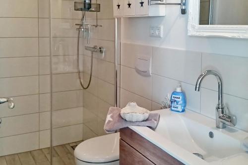 ハイリゲンダムにあるLinden-Palais Wohnung 12のバスルーム(シャワー、洗面台、トイレ付)