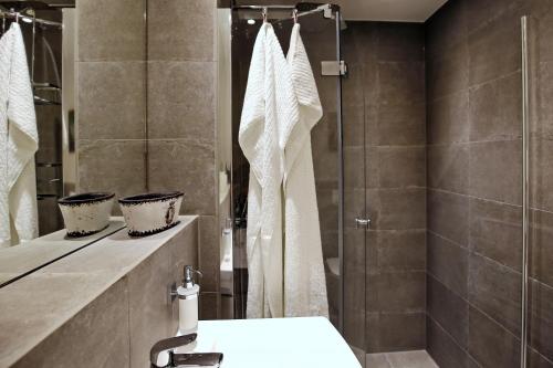 ハイリゲンダムにあるLinden-Palais Wohnung 19のバスルーム(シャワー、トイレ、シンク付)