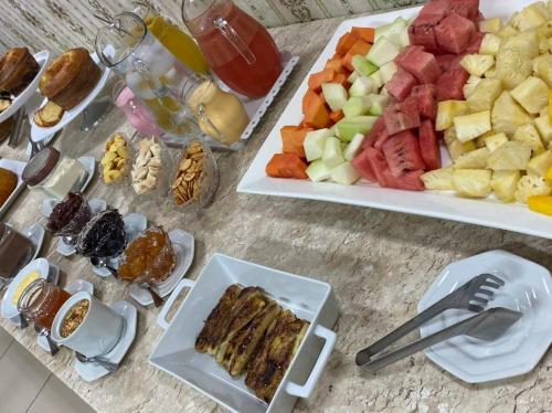 una mesa cubierta con dos platos blancos de comida en Cajazeiras Comfort Hotel en Cajazeiras