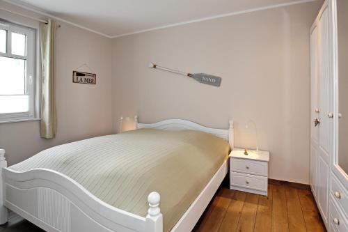 ハイリゲンダムにあるLinden-Palais Wohnung 09の白いベッドルーム(白いベッド1台、窓付)