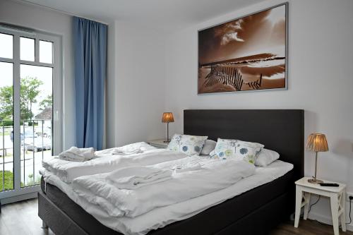 ハイリゲンダムにあるLinden-Palais Wohnung 31のベッドルーム1室(大型ベッド1台、白いシーツ、枕付)