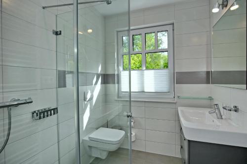 ハイリゲンダムにあるLinden-Palais Wohnung 23のバスルーム(トイレ、洗面台、シャワー付)