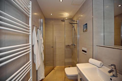 ハイリゲンダムにあるLinden-Palais Wohnung 27のバスルーム(シャワー、トイレ、シンク付)