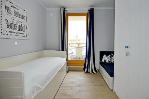 ベルガーエンデ・レートヴィッシュにあるVilla Sanddorn Wohnung 16の小さなベッドルーム(ベッド1台、窓付)