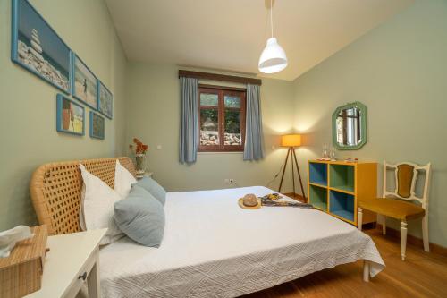 Tempat tidur dalam kamar di Saint George Castle Villa with sea view