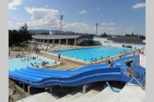- une grande piscine avec des personnes dans l'établissement Loft 5* Centre, terras. park babyfoot clim vélos, à Montélimar