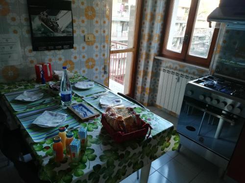 een keuken met een tafel met een tafelkleed erop bij B&B Vanvitelli in Caserta