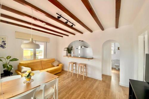 ein Wohnzimmer mit Sofa und Tisch in der Unterkunft Alemanya 38 in Torroella de Montgrí