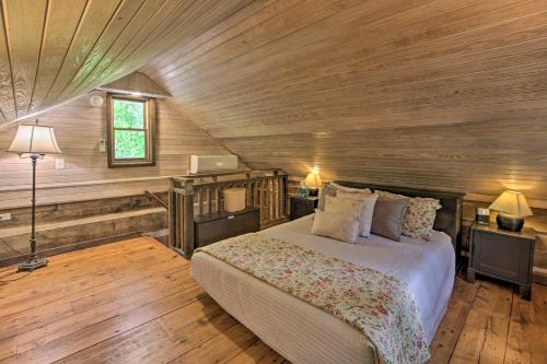 Faber的住宿－Romantic Log Cabin Escape on Delfosse Winery!，小木屋内一间卧室,配有一张床