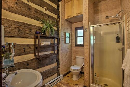 Ένα μπάνιο στο Romantic Log Cabin Escape on Delfosse Winery!