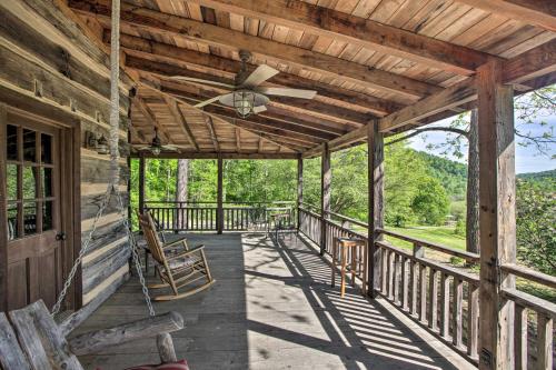 Μπαλκόνι ή βεράντα στο Romantic Log Cabin Escape on Delfosse Winery!