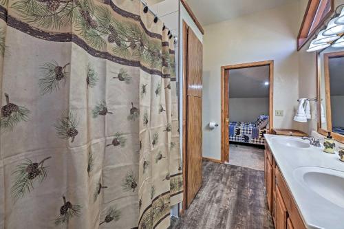 une salle de bain avec un lavabo et un rideau de douche dans l'établissement 2 Decks and Game Room Expansive Family Cabin, à Pinetop-Lakeside