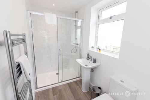 Gallery image of BOURNECOAST - STYLISH FLAT with SEA GLIMPSES - FM8406 in Bournemouth