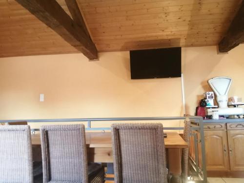TV a/nebo společenská místnost v ubytování petite maison de village loustalou