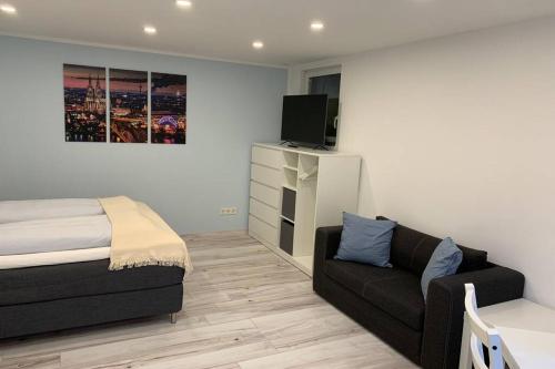 TV a/nebo společenská místnost v ubytování Modern apartment especially suited for business consultants I close to DT, DHL & UN Campus I reserved parking & personal shuttle to UN campus on demand